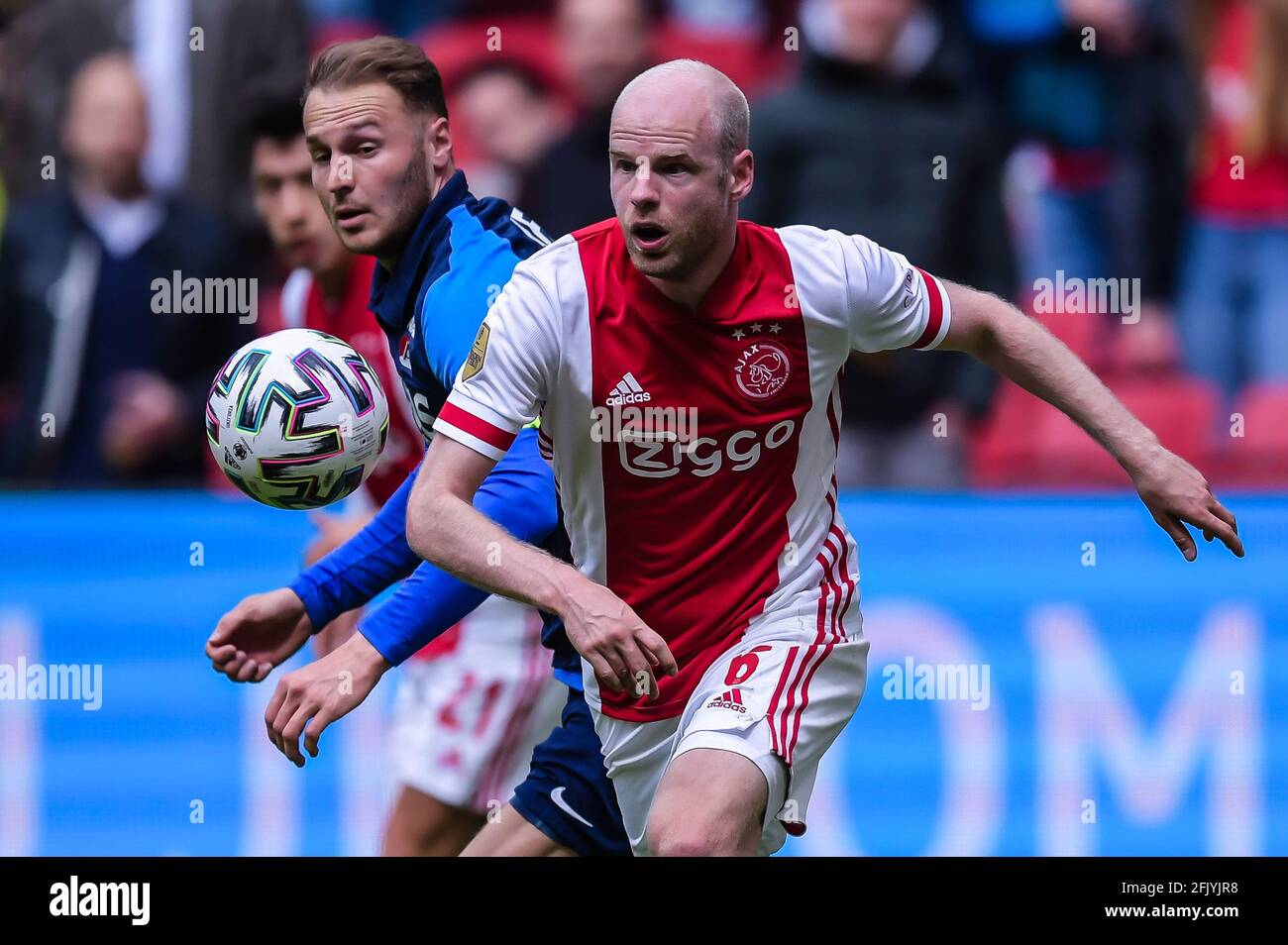 AMSTERDAM, NIEDERLANDE - 25. APRIL: Teun Koopmeiners von AZ, Davy Klaassen von Ajax während des niederländischen Eredivisie-Spiels zwischen Ajax und AZ bei Johan Cruijf Stockfoto