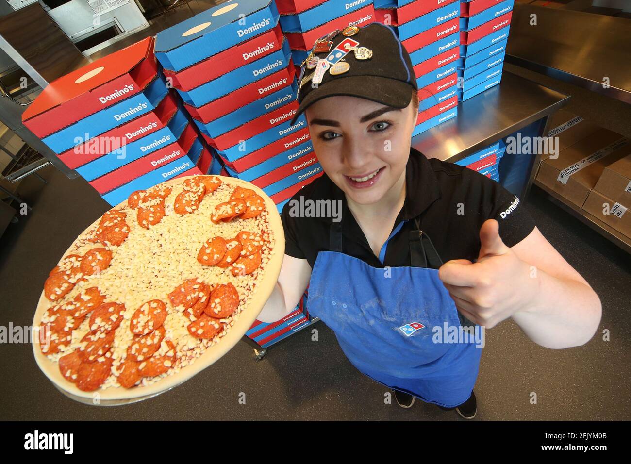 claire-sharp-wurde-zur-besten-managerin-in-domino-s-pizza-chain-im-ayr-shop-ayrshire-schottland-gro-britannien-stockfotografie-alamy