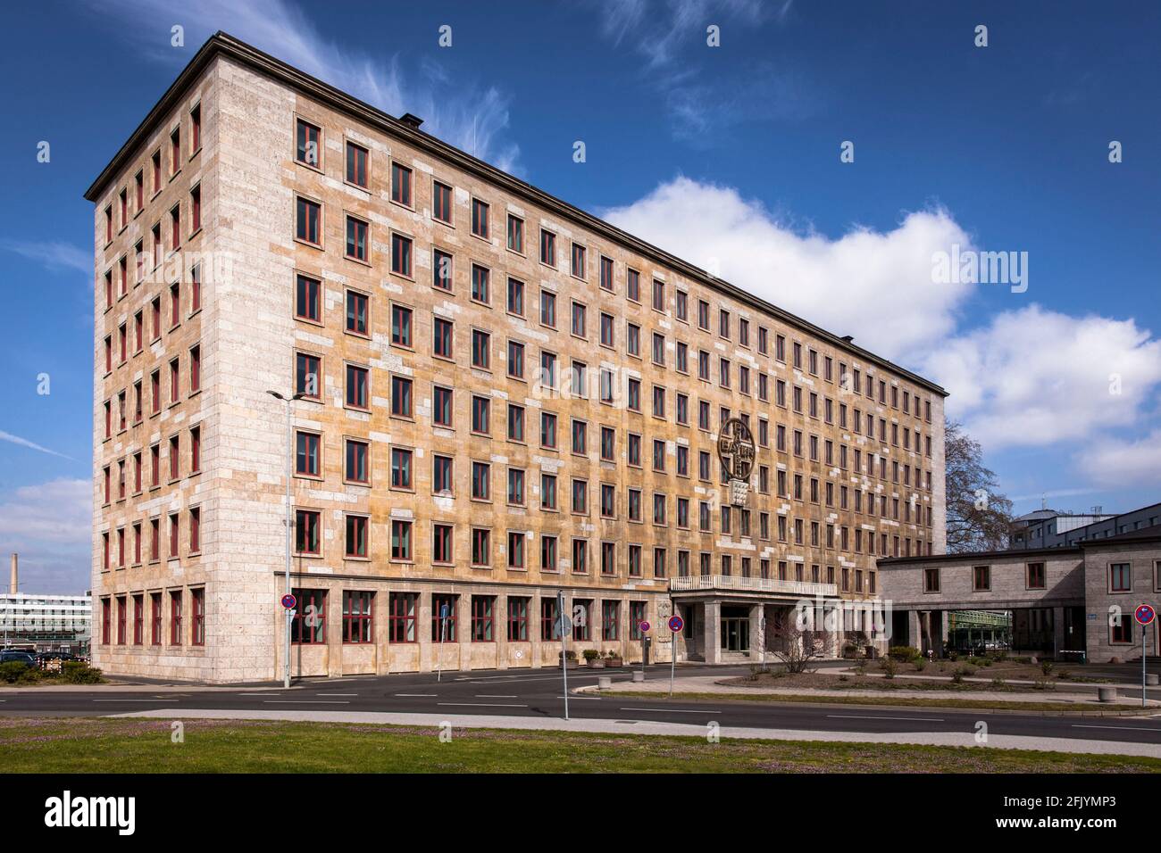 Das Gebäude Q 30 der Bayer AG mit Bayer-Kreuz an der Fassade, Kaiser-Wilhelm-Allee, Architekt Emil Fahrenkamp, Leverkusen, Nordrhein-Westfalen, Deutsch Stockfoto
