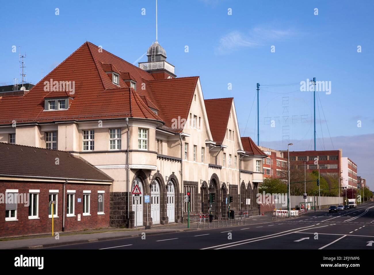 Tor 1 des Chemparks, historisches Torhaus an der Friedrich-Ebert-Straße, Leverkusen, Nordrhein-Westfalen, Deutschland, Tor 1 des Chempark, historisches Stockfoto