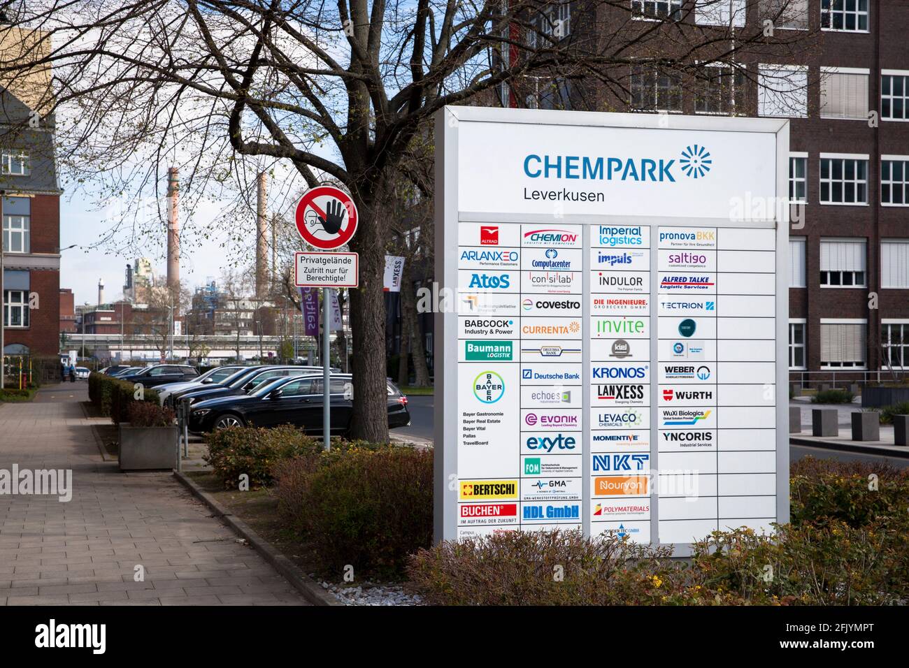 Firmenschilder an einer Zufahrtsstraße zum Chempark, Leverkusen, Nordrhein-Westfalen, Deutschland, Firmensilder an einer Einfahrt zum Chempark, Leverk Stockfoto