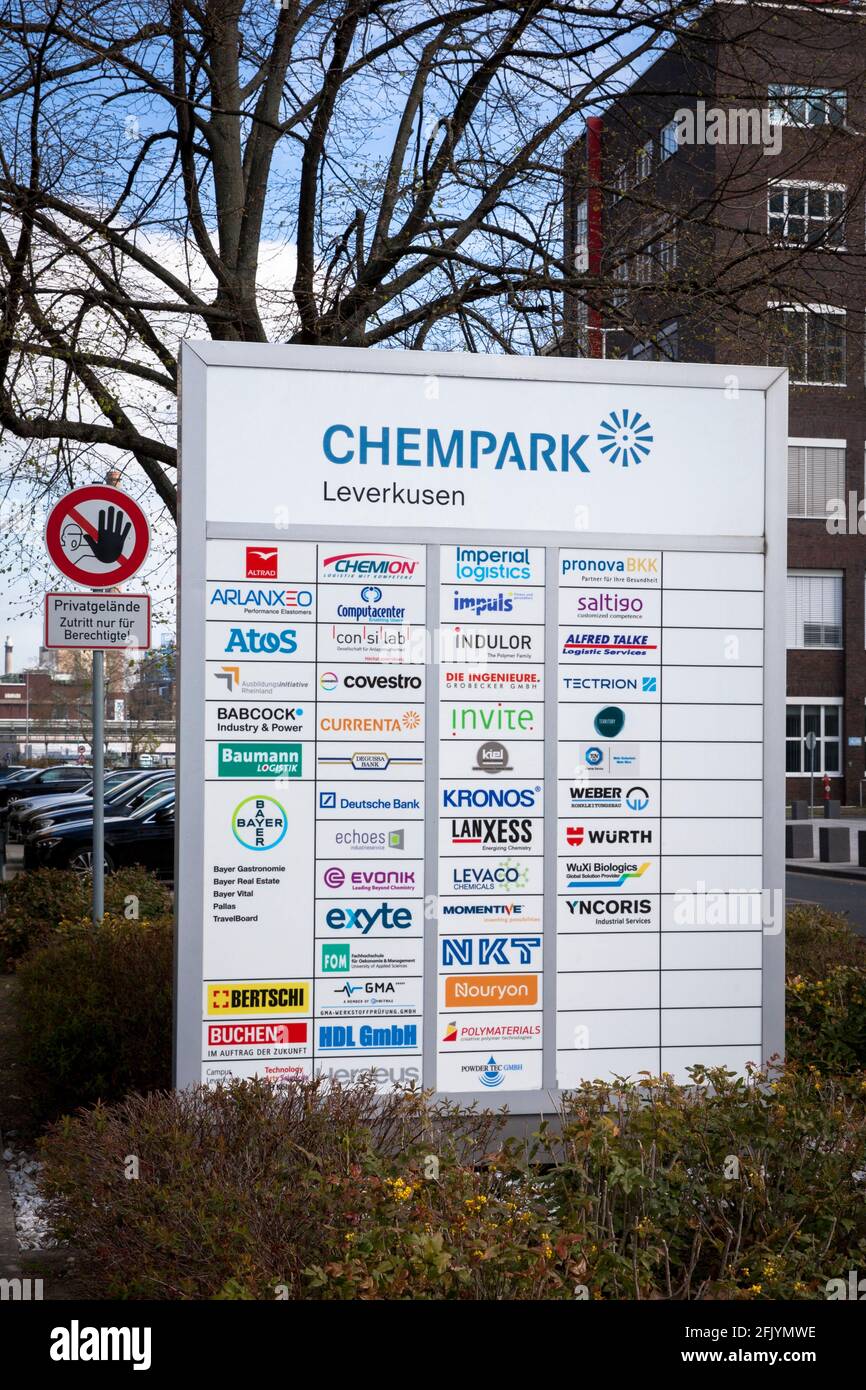 Firmenschilder an einer Zufahrtsstraße zum Chempark, Leverkusen, Nordrhein-Westfalen, Deutschland, Firmensilder an einer Einfahrt zum Chempark, Leverk Stockfoto