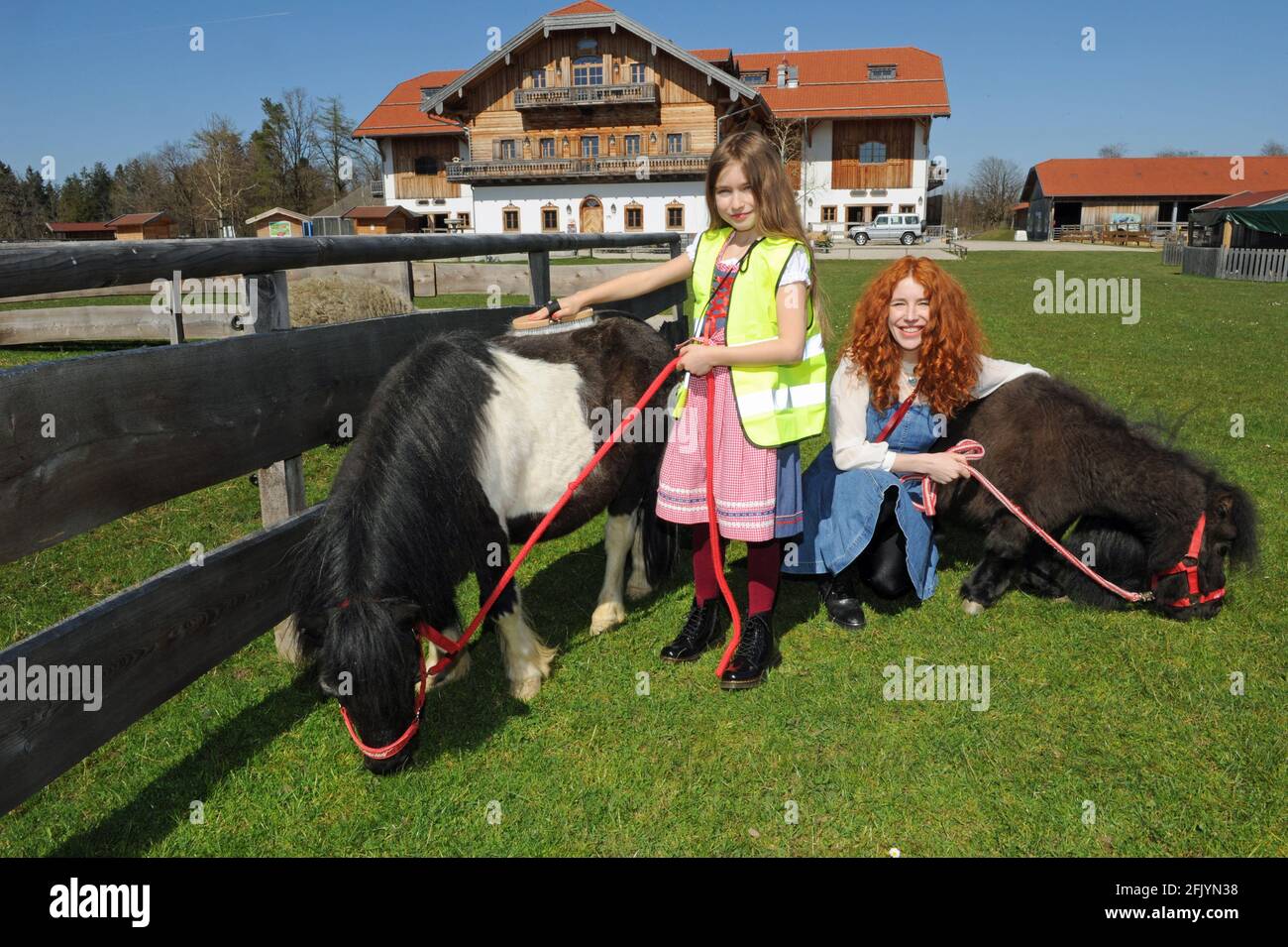 Iffeldorf, Deutschland. April 2021. Laura Siegel, Ehefrau des Komponisten R. Siegel und ihrer Tochter Ruby besuchen gut Aiderbichl. Für Kinder im Alter von 0-16 Jahren hat Aiderbichl die Möglichkeit geschaffen, kostenlos Mitglied des gut Aiderbichl Junior Teams zu werden. Zusätzlich zum Junior Animal Care Programm während der Ferien erhalten die Jugendlichen eine eigene Mitgliedskarte. Quelle: Ursula Düren/dpa/Alamy Live News Stockfoto