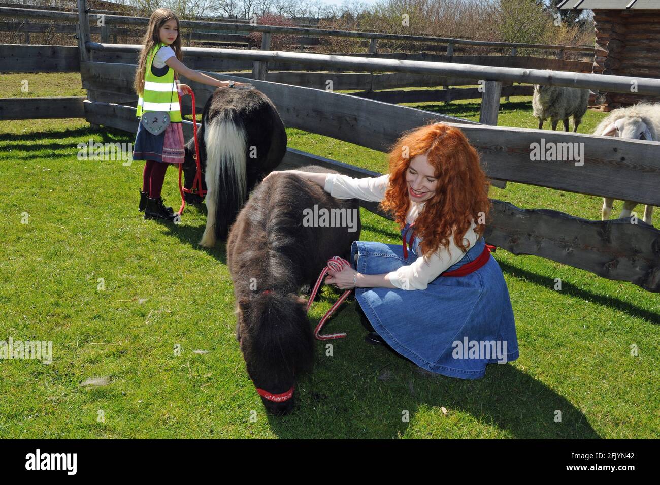 Iffeldorf, Deutschland. April 2021. Laura Siegel, Ehefrau des Komponisten R. Siegel, und ihre Tochter Ruby besuchen gut Aiderbichl. Für Kinder im Alter von 0-16 Jahren hat Aiderbichl die Möglichkeit geschaffen, kostenlos Mitglied des gut Aiderbichl Junior Teams zu werden. Zusätzlich zum Junior Animal Care Programm während der Ferien erhalten die Jugendlichen eine eigene Mitgliedskarte. Quelle: Ursula Düren/dpa/Alamy Live News Stockfoto