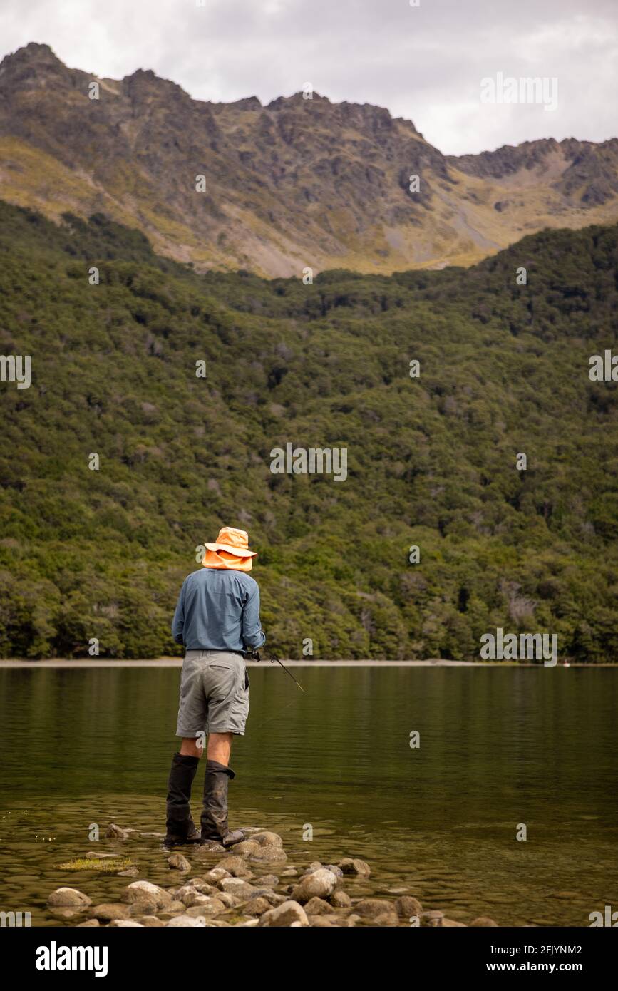 Rückansicht eines Trampers Angeln in den Mavora Lakes, in der Nähe von Mossburn, Südinsel, Neuseeland Stockfoto