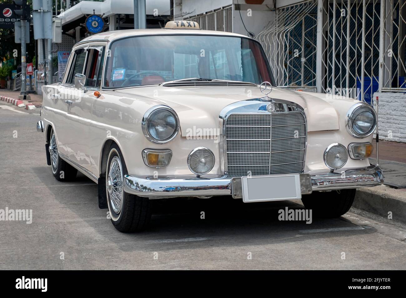 Mercedes-Benz 110 Serie 200 Jahrgang 1968 deutsche Taxi-Limousine In cremefarbener Farbe Stockfoto