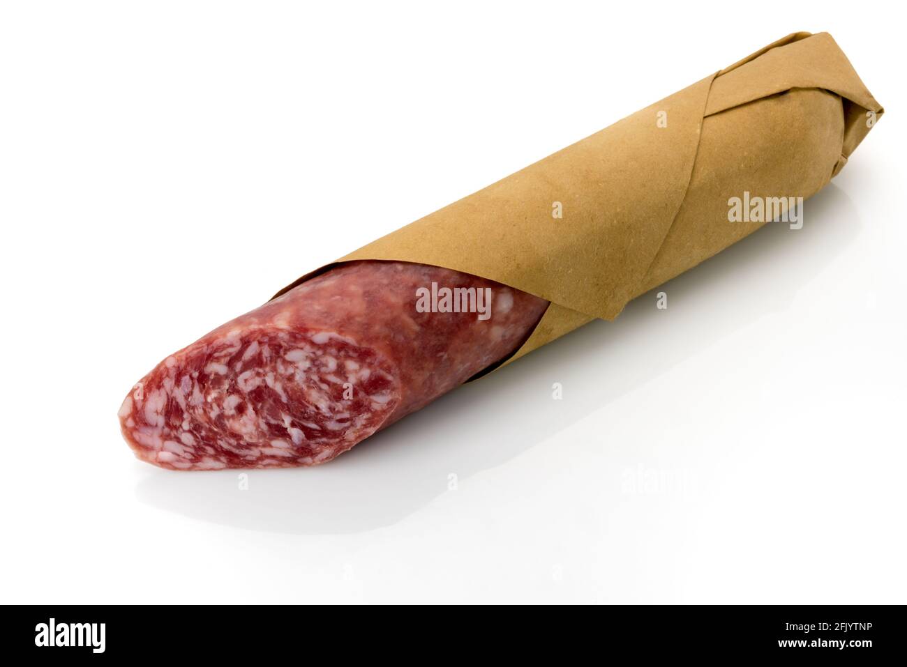 Italienische Landsalami, ganze Wurst geschnitten und in Metzgerpapier auf weiß isoliert eingewickelt Stockfoto