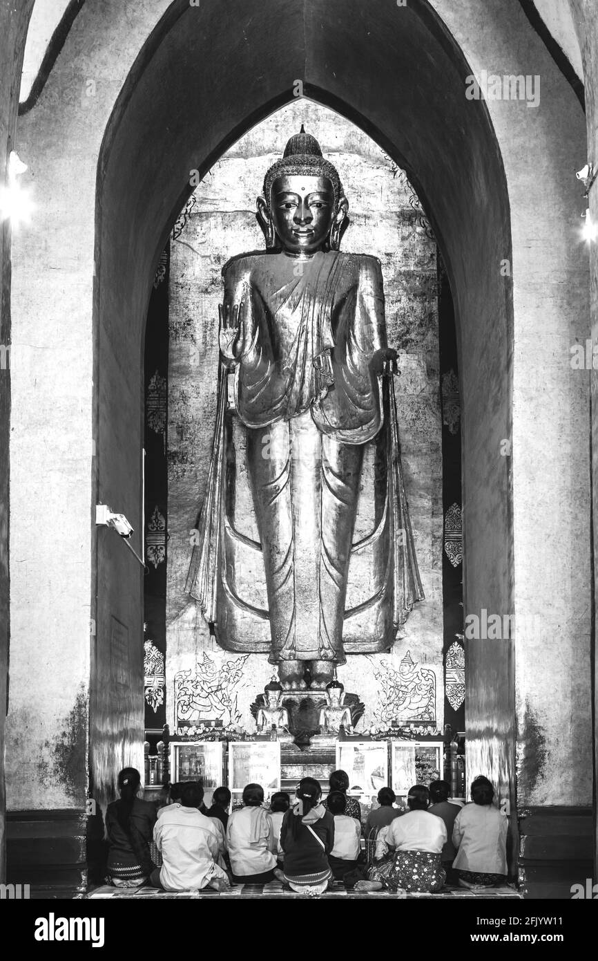 Besucher Beten Im Ananda Tempel, Bagan, Mandalay Region, Myanmar. Stockfoto