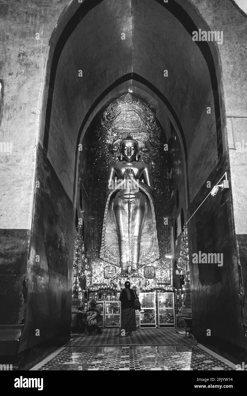 Besucher Beten Im Ananda Tempel, Bagan, Mandalay Region, Myanmar. Stockfoto