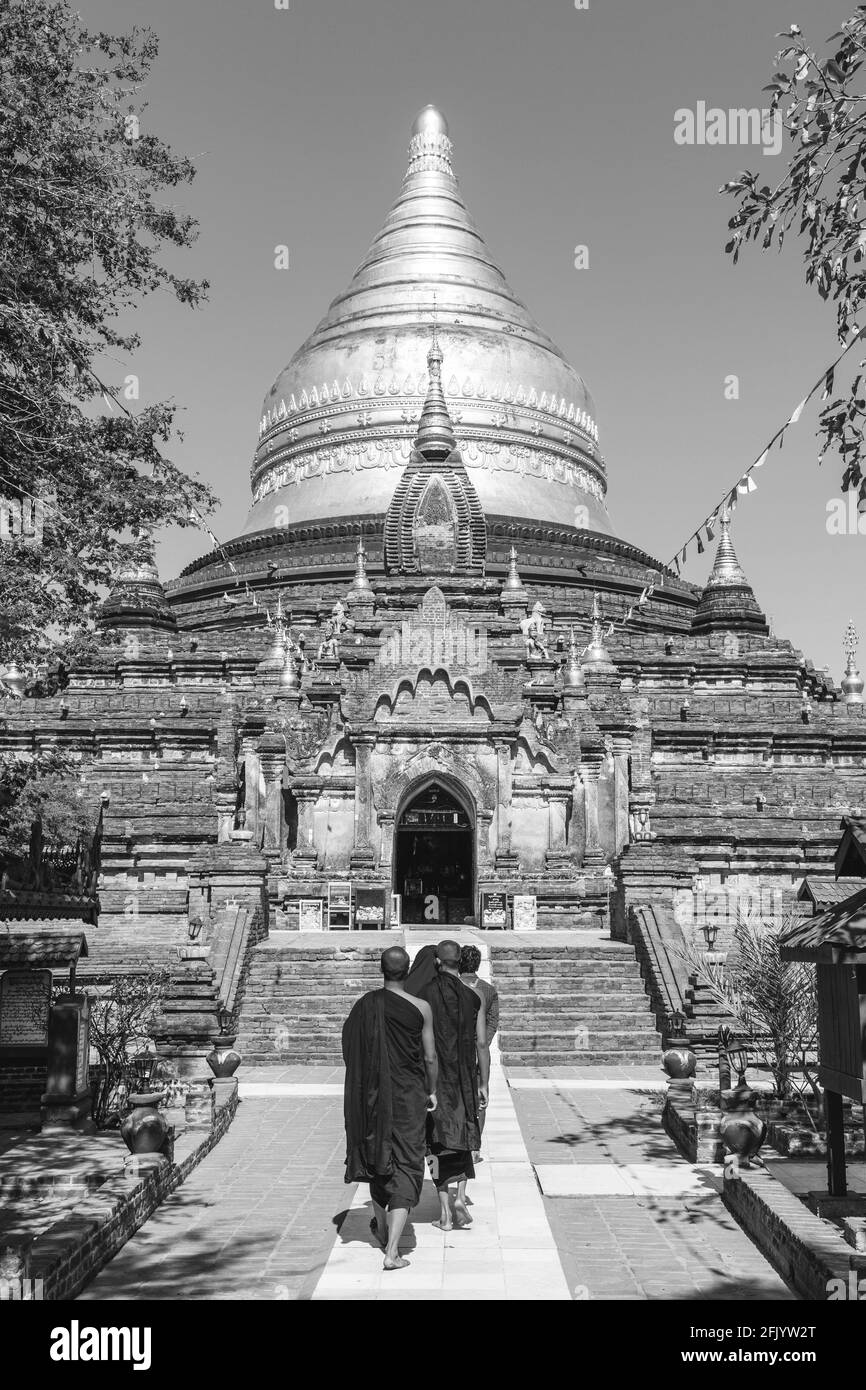 Besuch Buddhistischer Mönche In Der Dhamma Ya Zika Pagode, Bagan, Mandalay Region, Myanmar. Stockfoto