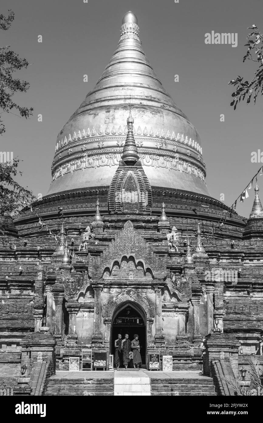 Besuch Buddhistischer Mönche In Der Dhamma Ya Zika Pagode, Bagan, Mandalay Region, Myanmar. Stockfoto