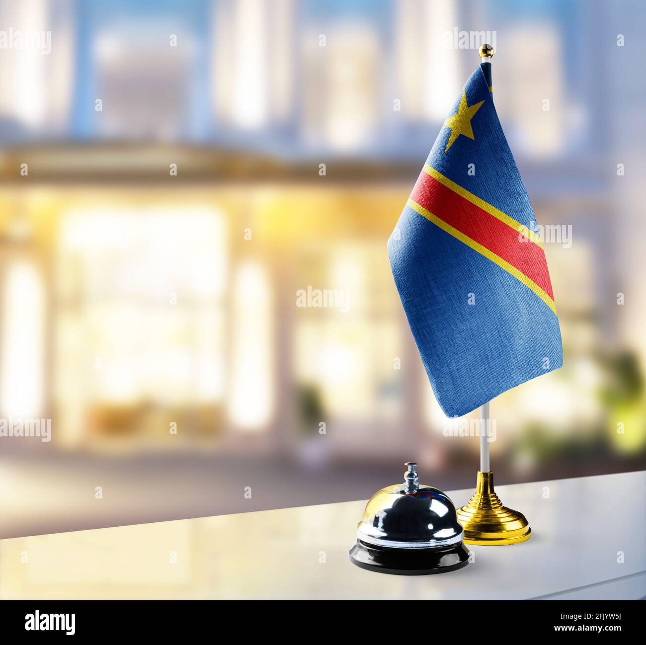 Flagge der Demokratischen Republik Kongo auf der Rezeption In der Lobby des Hotels Stockfoto