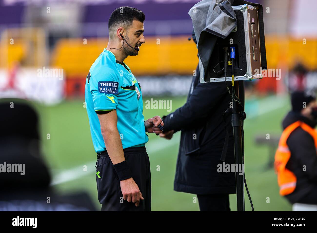 Farum, Dänemark. April 2021. Schiedsrichter Aydin Uslu überprüft den VAR-Monitor während des 3F-Superliga-Spiels zwischen dem FC Nordsjaelland und dem FC Midtjylland in Right to Dream Park in Farum auf eine mögliche Strafe. (Foto: Gonzales Photo/Alamy Live News Stockfoto