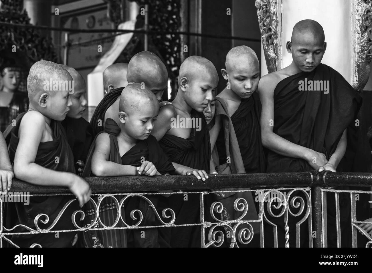 Novize Buddhistische Mönche In Der Shwedagon Pagode, Yangon, Myanmar. Stockfoto