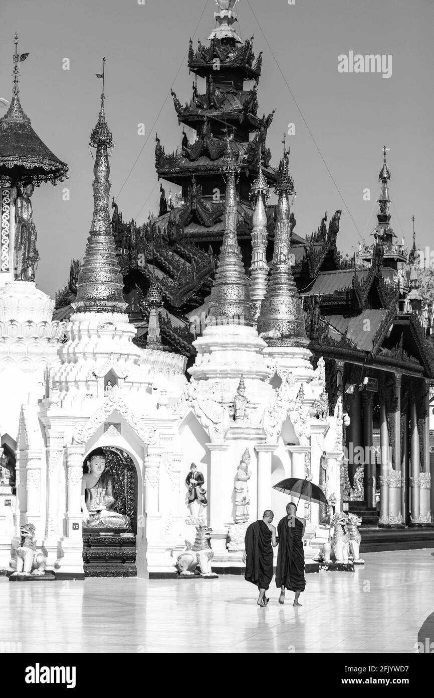 Buddhistische Mönche In Der Shwedagon Pagode, Yangon, Myanmar. Stockfoto