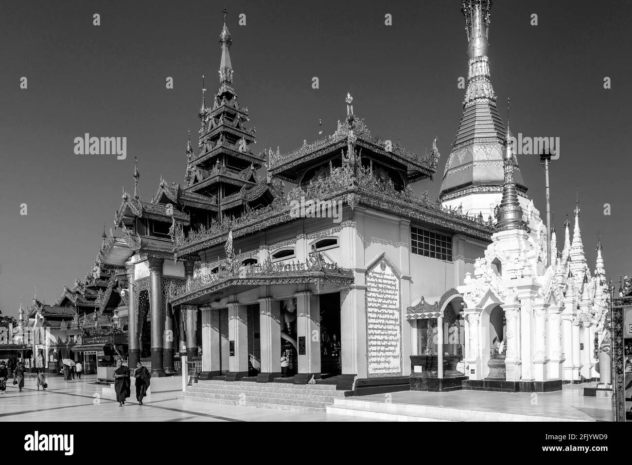Buddhistische Mönche In Der Shwedagon Pagode, Yangon, Myanmar. Stockfoto