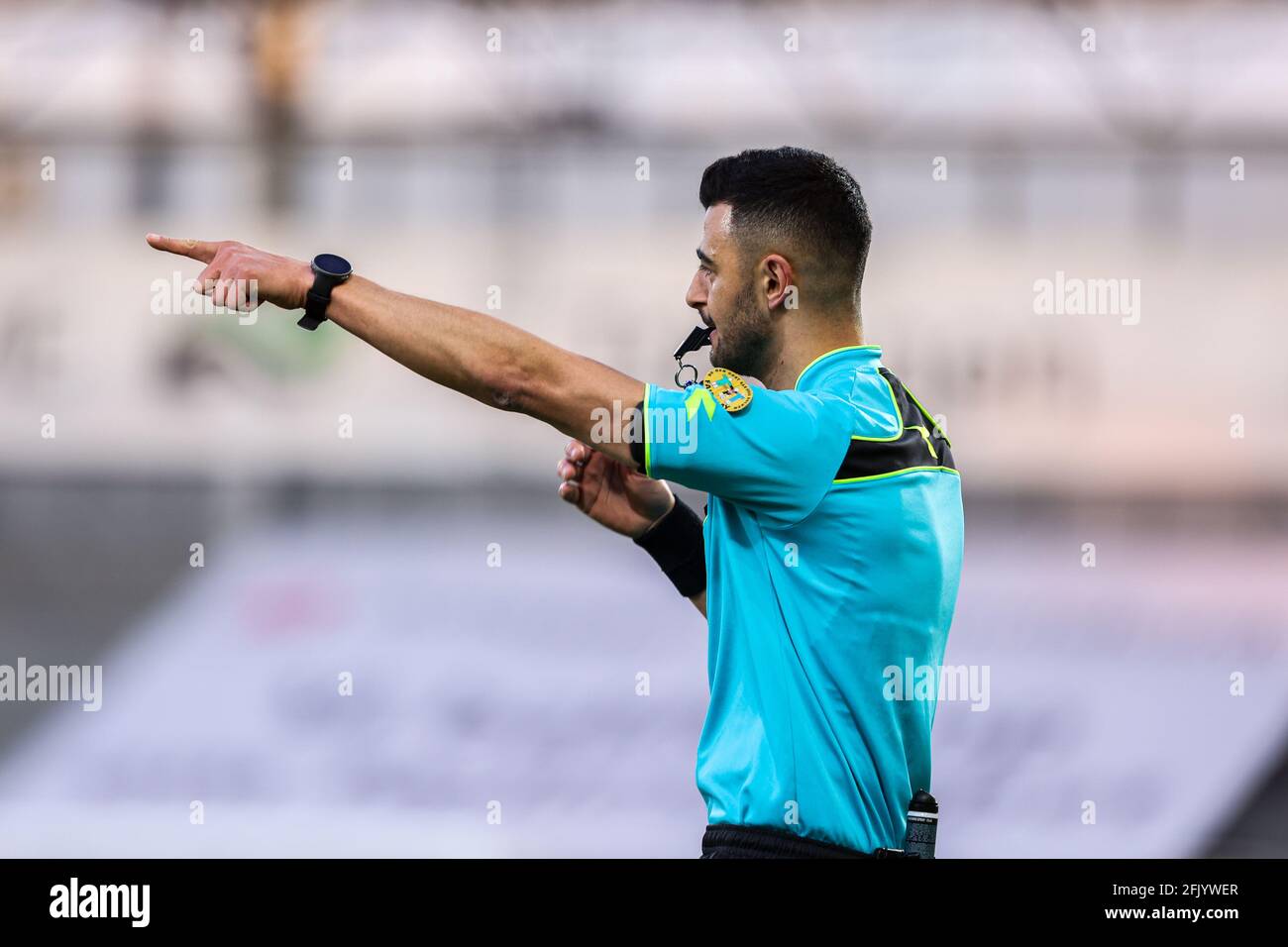 Farum, Dänemark. April 2021. Schiedsrichter Aydin Uslu gibt eine Strafe ab, nachdem er den VAR-Monitor während des 3F-Superliga-Spiels zwischen dem FC Nordsjaelland und dem FC Midtjylland in Right to Dream Park in Farum überprüft hat. (Foto: Gonzales Photo/Alamy Live News Stockfoto
