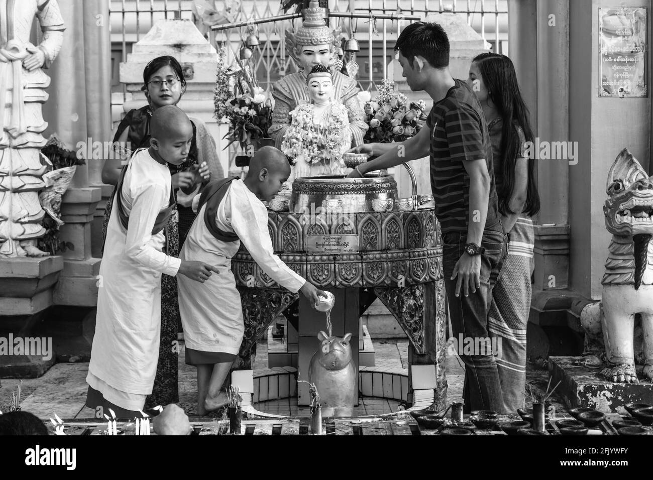 Burma Baden Sie Buddha In Der Shwedagon Pagode, Yangon, Myanmar. Stockfoto