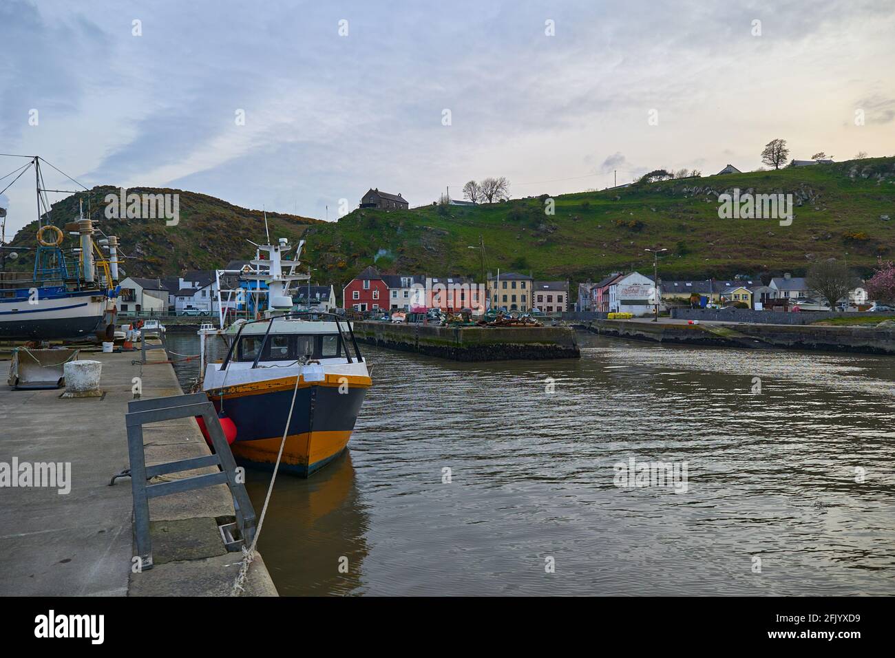 Fischerboot am Hafen bei Sonnenuntergang. Passage East Waterford, Irland Stockfoto