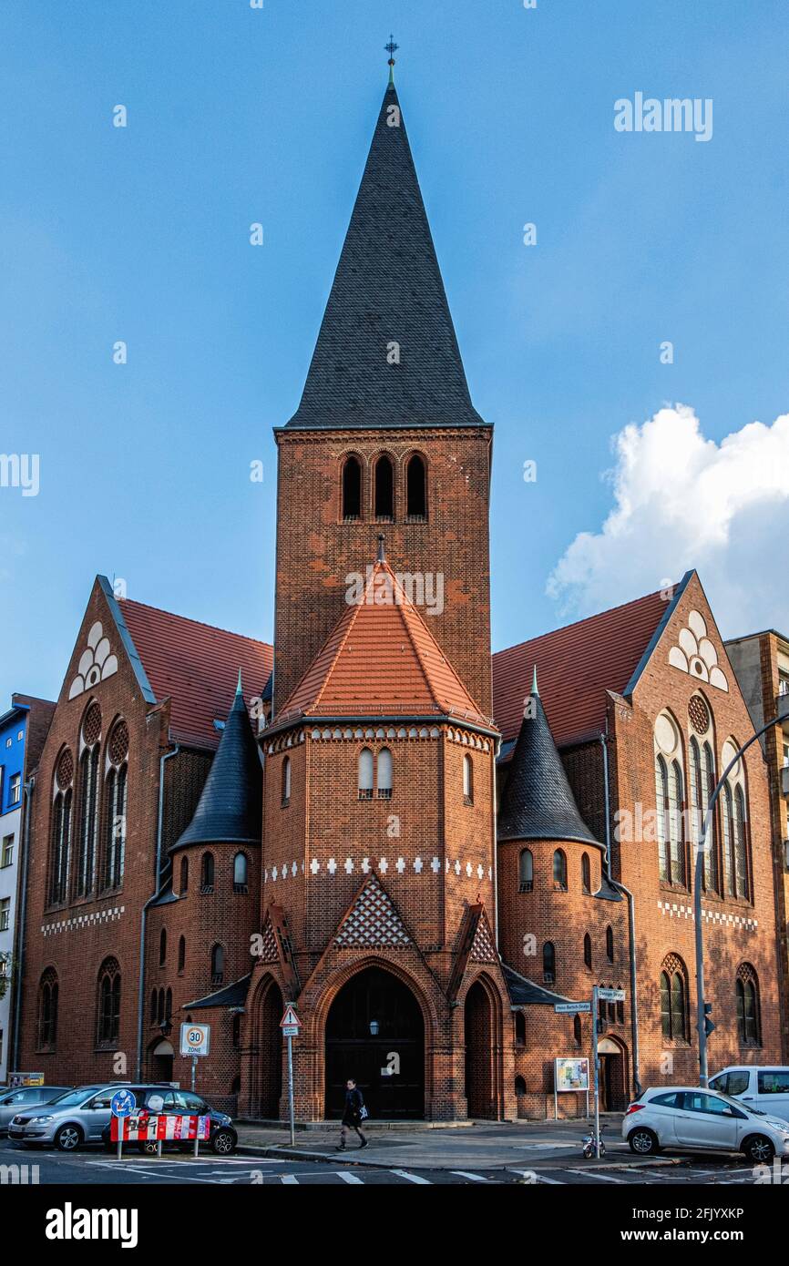 Die Advent-Pfarrkirche. Klinker-Backsteingebäude aus dem frühen 20. Jahrhundert im neugotischen Stil im Prenzlauer Berg, denkmalgeschütztes historisches Gebäude Stockfoto