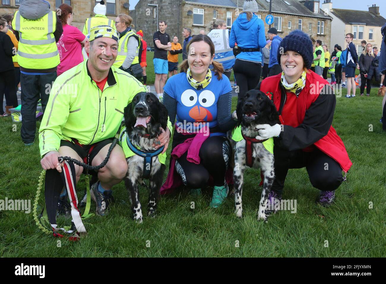 Troon 5k Park Laufen Sie entlang der Küste von Troon, Ayrshire, Schottland, Großbritannien Getting Ready Zander Beggs , Gillian Eadie, Alison Reid mit ihren Hunden Toby & Kerrlan Stockfoto