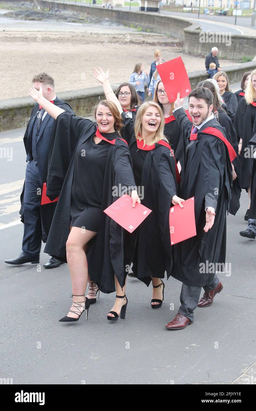 UWS Graduation at Walker Halls, Troon, Ayrshire, Scotland, UK 07 July 2017 die Absolventinnen und Absolventen marschieren entlang der Troon Promenade Sophia Stevenson (aus Mauchline) mit den Kommilitonen Fiona Hamilton & Paul Barnes, die alle ihren Abschluss in Performance gemacht haben Stockfoto