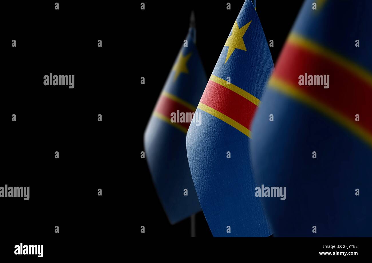 Kleine Nationalflaggen der Demokratischen Republik Kongo Auf schwarzem Hintergrund Stockfoto