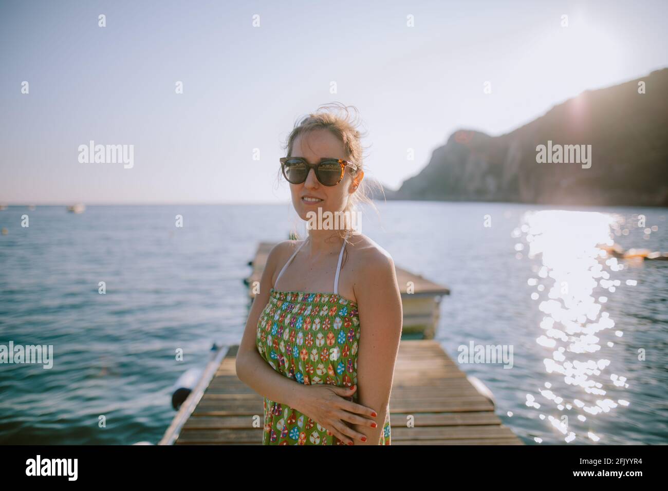 Glückliche junge Frau am Strand Stockfoto