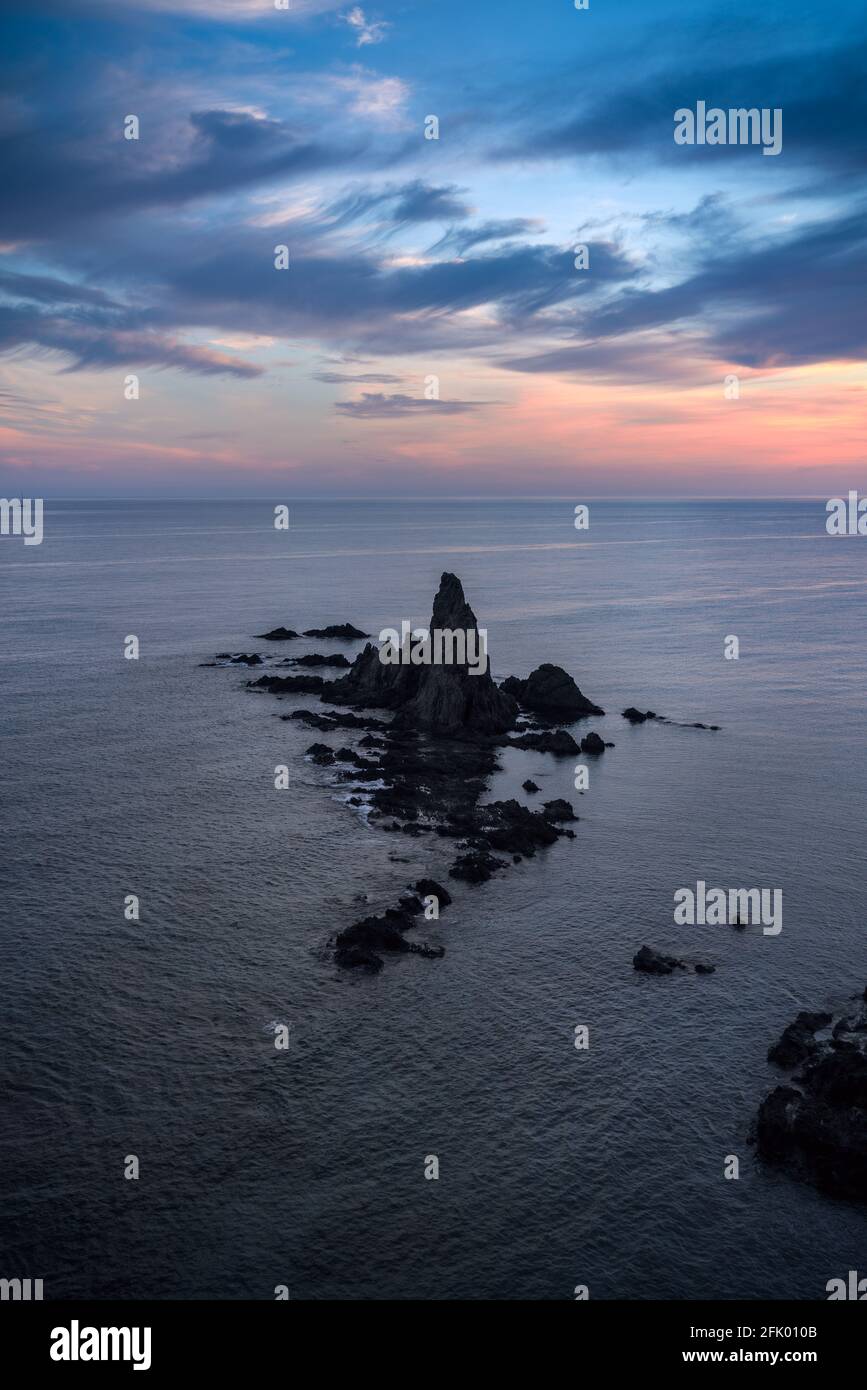 Arrecife de las Sirenas, Meerjungfrauen-Riff, vulkanische Formation im Naturpark Cabo de Gata, Almería, Andalusien, Spanien in der Abenddämmerung Stockfoto