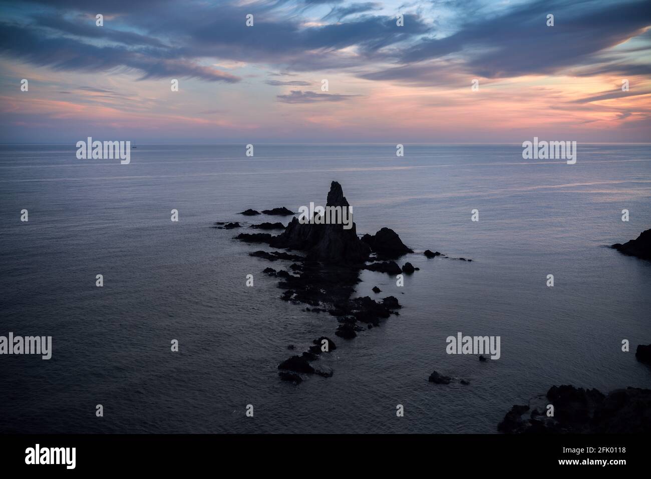 Arrecife de las Sirenas, Meerjungfrauen-Riff, vulkanische Formation im Naturpark Cabo de Gata, Almería, Andalusien, Spanien in der Abenddämmerung Stockfoto