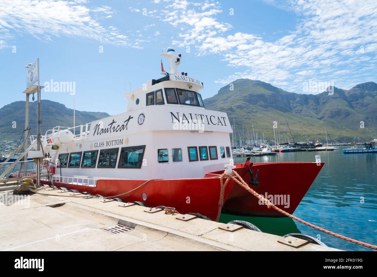 Glasbodenboot, das am Kai im Hafen von Hout Bay in Kapstadt, Südafrika, festgemacht ist, Konzept für Tourismus und Reisen in Afrika Stockfoto
