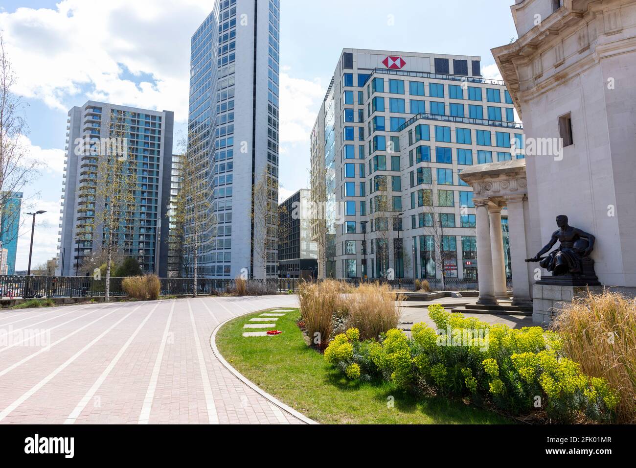 Der Alpha Tower (Mitte) und der HSBC-Hauptsitz befinden sich rechts vom Centenary Square in Birmingham, Großbritannien. Stockfoto