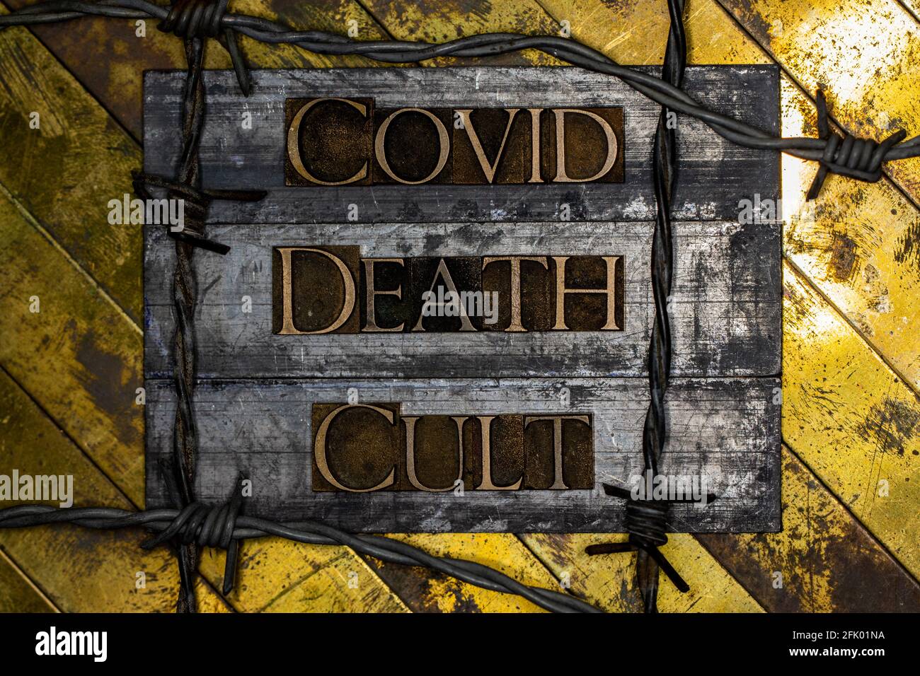 Covid Death Cult Text auf vintage texturiertem Grunge Kupfer und Goldfarbener Hintergrund Stockfoto