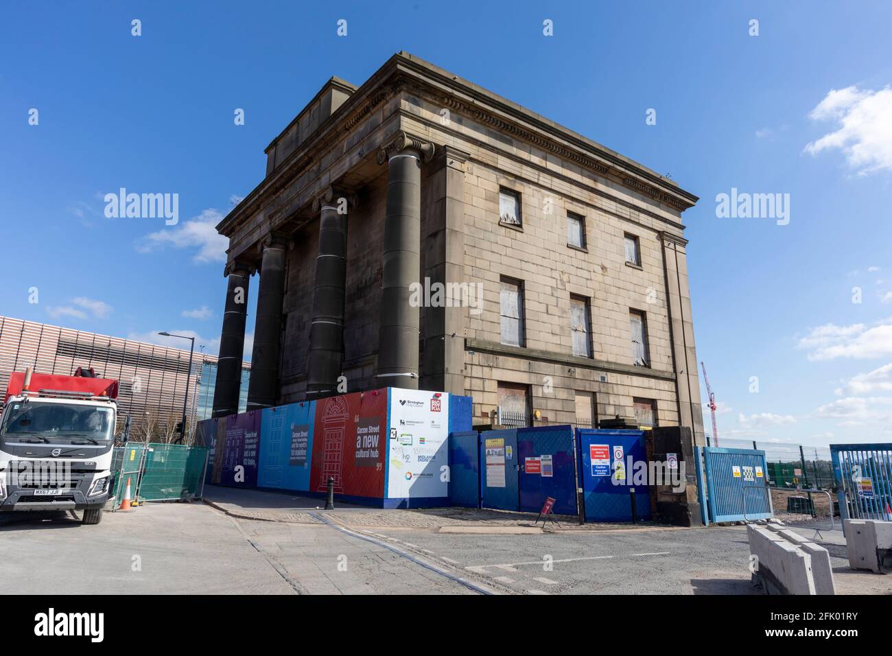 Das Bahnhofsgebäude Curzon Street, das die HS2-Station in Birmingham, Großbritannien, sein wird. Das Millennium Point Gebäude liegt hinter uns. Stockfoto