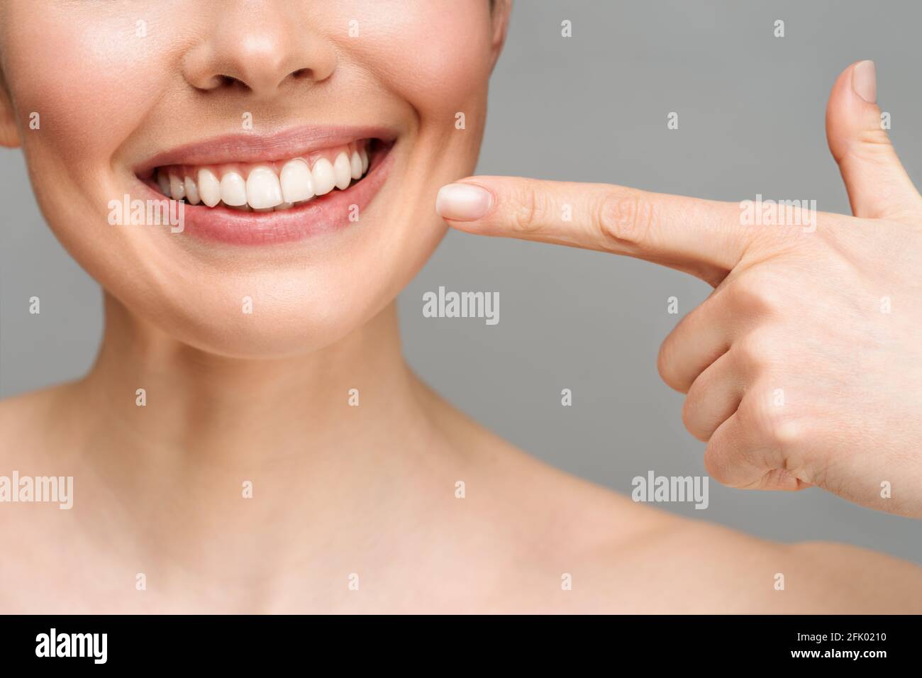 Perfekte gesunde Zähne Lächeln einer jungen Frau. Zahnaufhellung. Zahnpflege, Stomatologie Konzept. Stockfoto