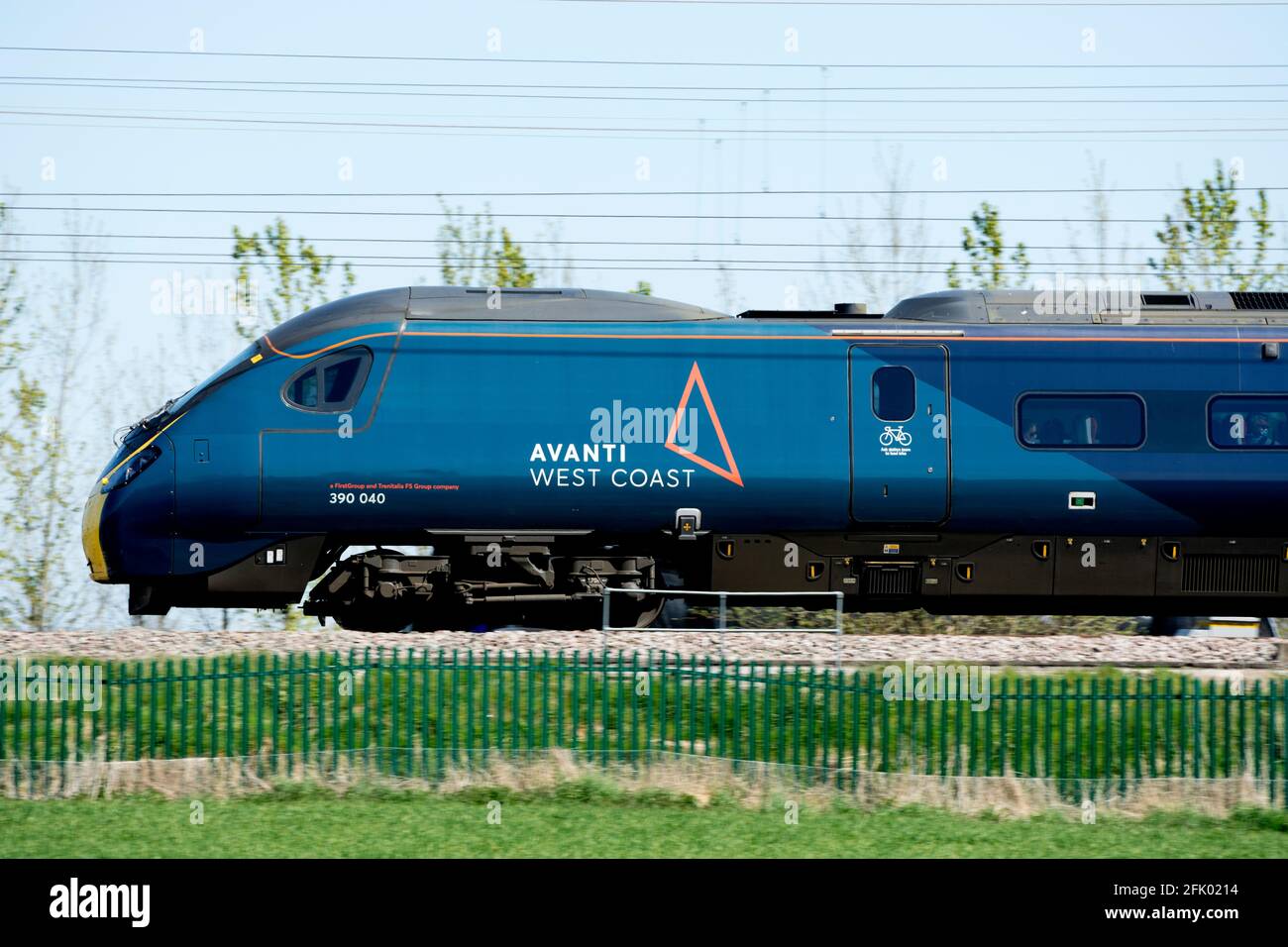 Ein Avanti West Coast Pendolino Elektrozug, Seitenansicht, Warwickshire, Großbritannien Stockfoto