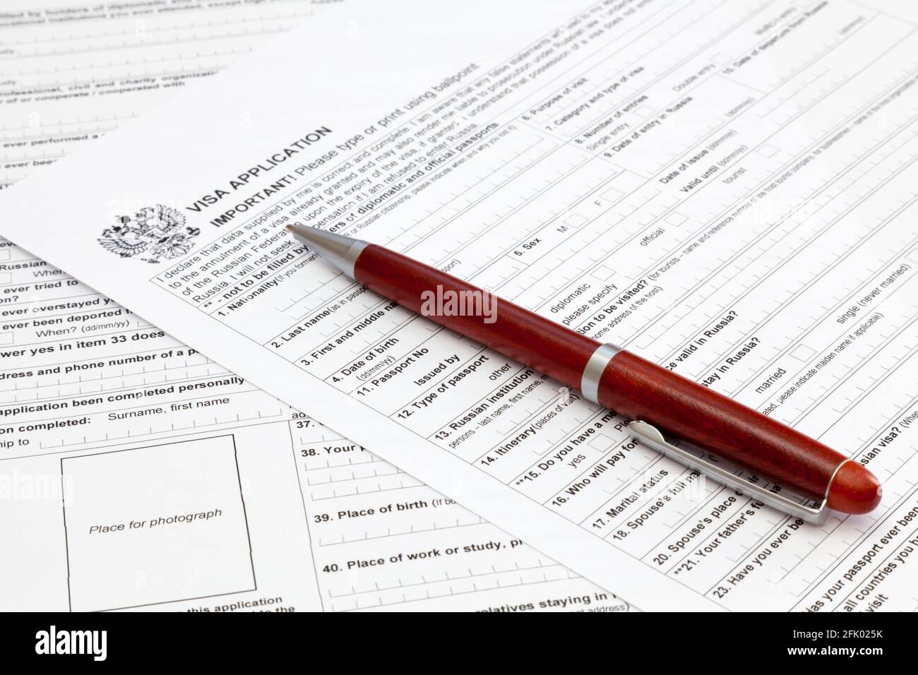 Ein Kugelschreiber auf der Oberseite eines russischen Visumsantrags. Stockfoto
