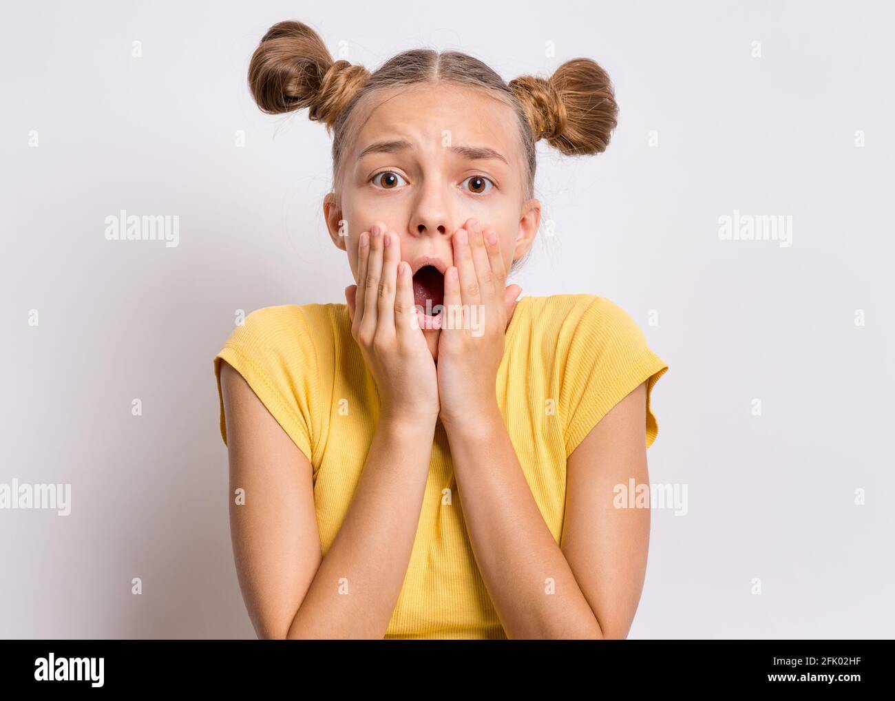 Emotionales Porträt eines verängstigten Teenagers, überrascht mit Angst in ihren Augen. Menschen und menschliche Ausdrücke und Emotionen Konzept Stockfoto