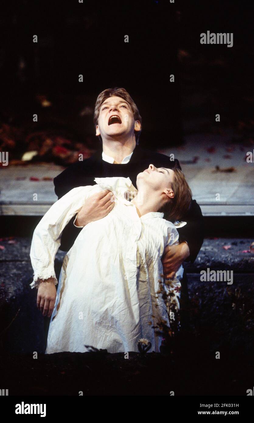 Joanne Pearce (Ophelia), Kenneth Branagh (Hamlet) in HAMLET von Shakespeare in der Royal Shakespeare Company (RSC), Barbican Theatre, London EC1 18/12/1992 Design: Bob Crowley Beleuchtung: Alan Burrett Kämpfe: Malcolm Ranson Bewegung: Susanne Lefton Regie: Adrian Noble Stockfoto