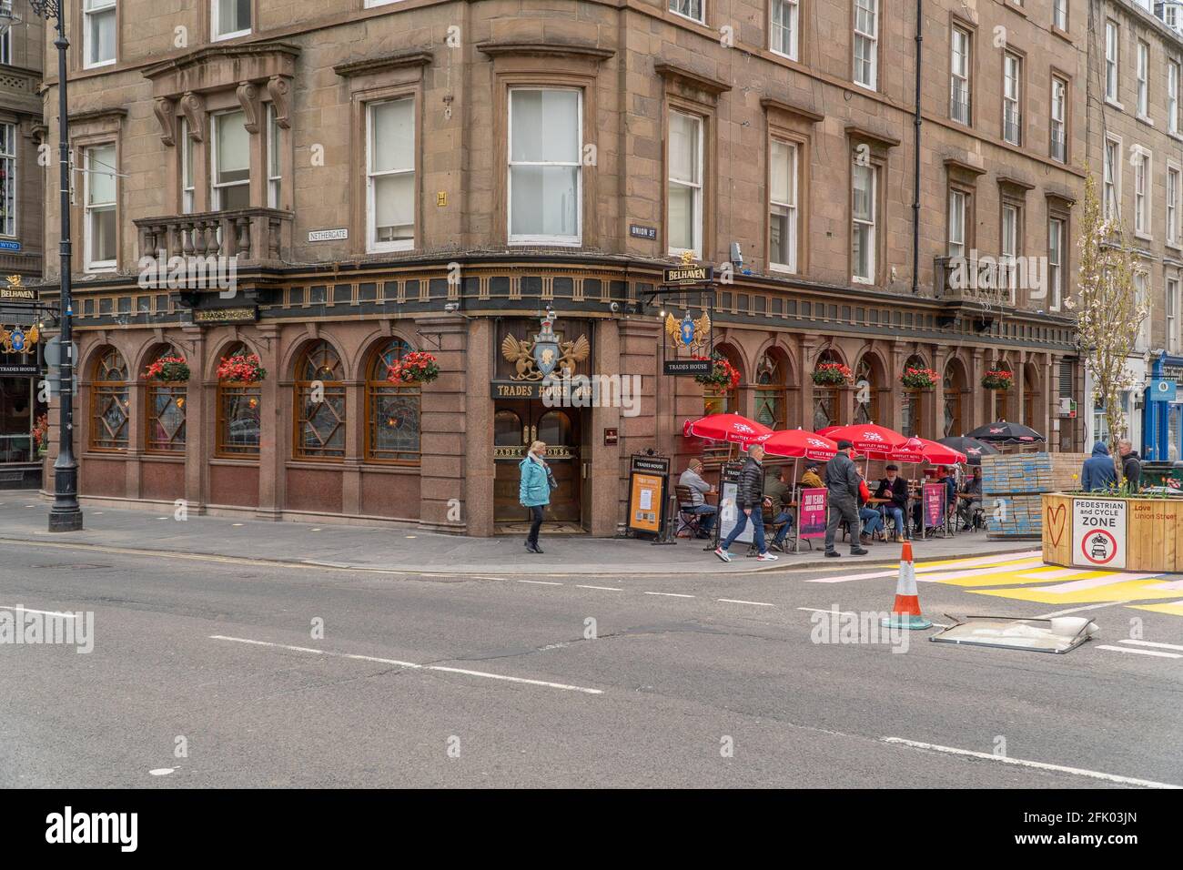 Dundee, Tayside, Schottland 26. April 2021: Pubs mit Biergärten im gesamten Stadtzentrum von Dundee geöffnet, während die schottische Regierung die Sperrungsbeschränkungen lockern, die eine Öffnung der Geschäfte und eine gewisse Normalität für das Leben der Menschen mit sich bringen. Stockfoto