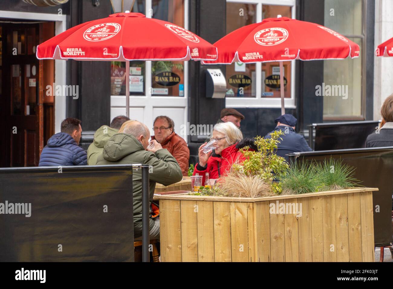 Dundee, Tayside, Schottland 26. April 2021: Pubs mit Biergärten im gesamten Stadtzentrum von Dundee geöffnet, während die schottische Regierung die Sperrungsbeschränkungen lockern, die eine Öffnung der Geschäfte und eine gewisse Normalität für das Leben der Menschen mit sich bringen. Stockfoto