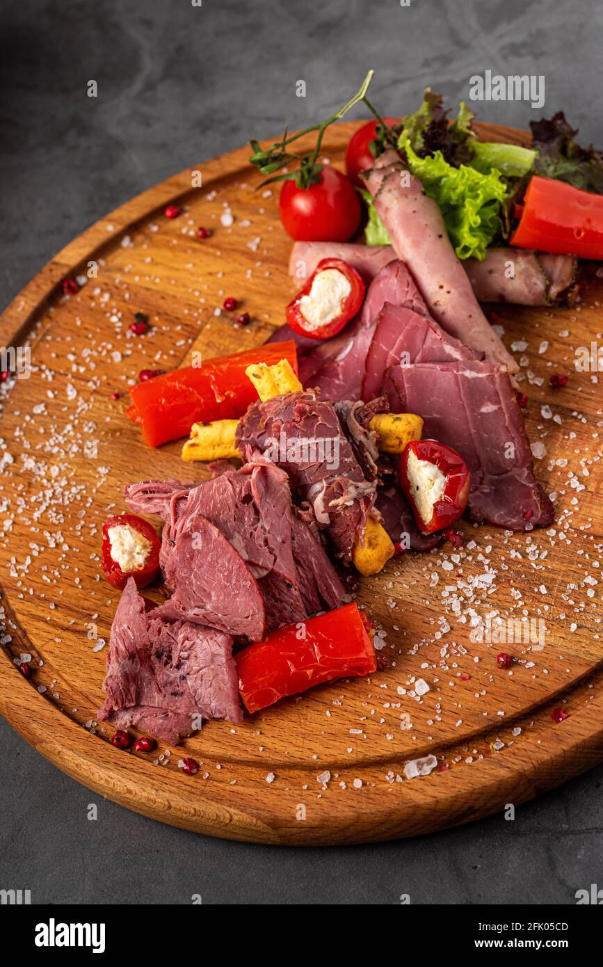 Vorspeisen Tisch mit verschiedenen Antipasti, grisini, Nussbaum, Snacks Stockfoto