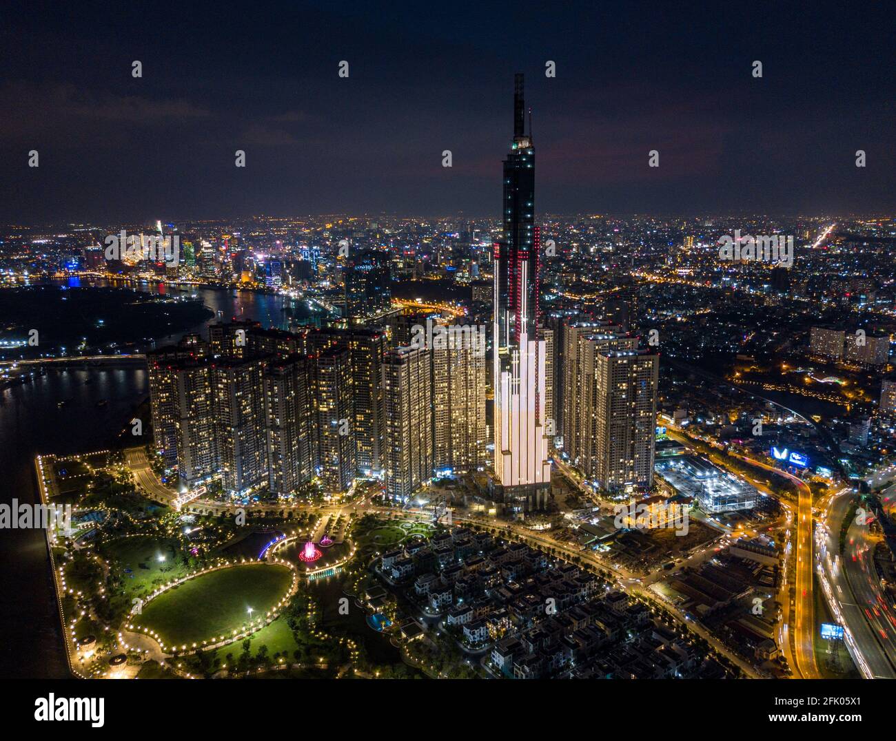 Beleuchteter hoher Wolkenkratzer in Ho-Chi-Minh-Stadt bei Nacht Stockfoto