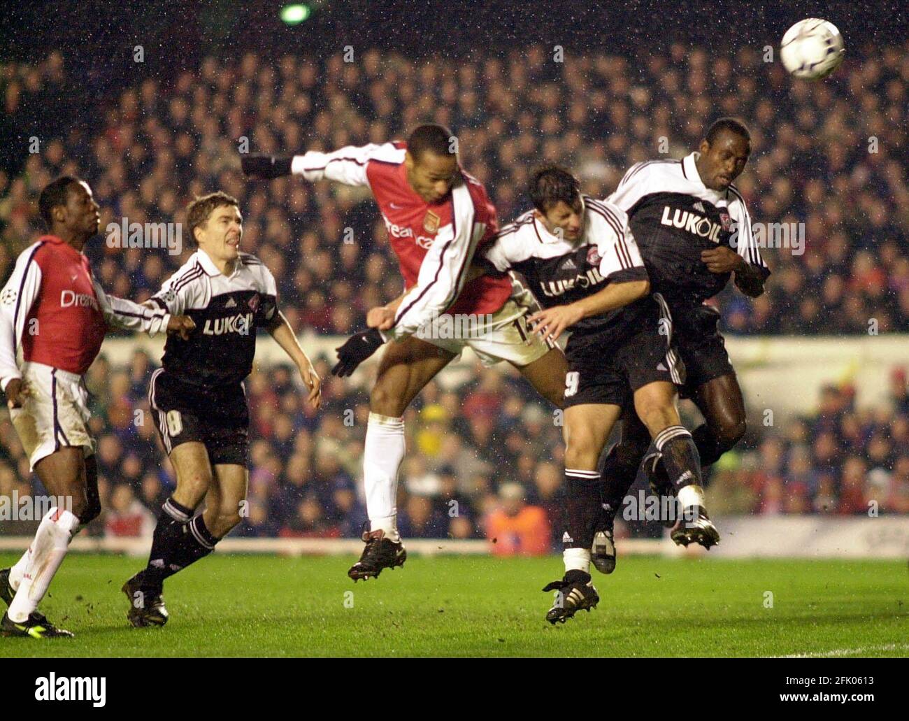 ARSENAL V SPARTAK MOSCOW 6/3/2001 THIERRY HENRY HAT EINEN VERSUCH UNTERNOMMEN AM ZIEL Stockfoto