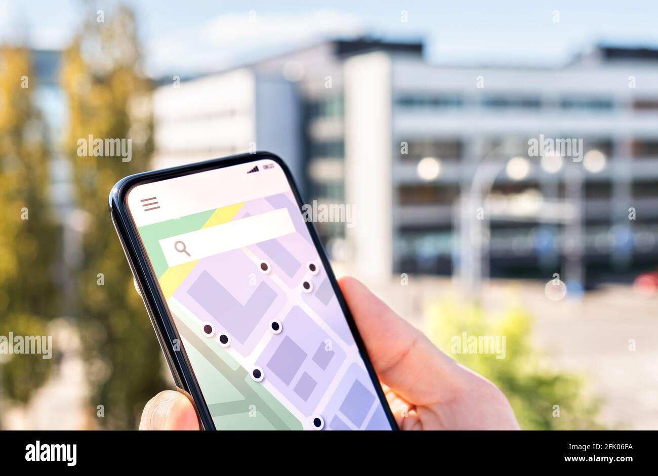 Karte im Telefon mit Stadtstraßennetz und Ortszeiger. Lage des Restaurants, Hotels, Taxis oder Mitfahrzeugs in der mobilen Navigation-App. Stockfoto