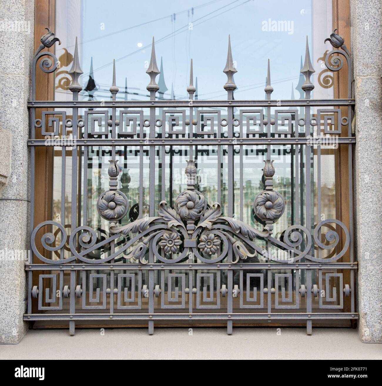 Antike schmiedeeiserne Gitter an den Fenstern eines alten europäischen Gebäudes. Die Architektur von Sankt Petersburg. Stockfoto