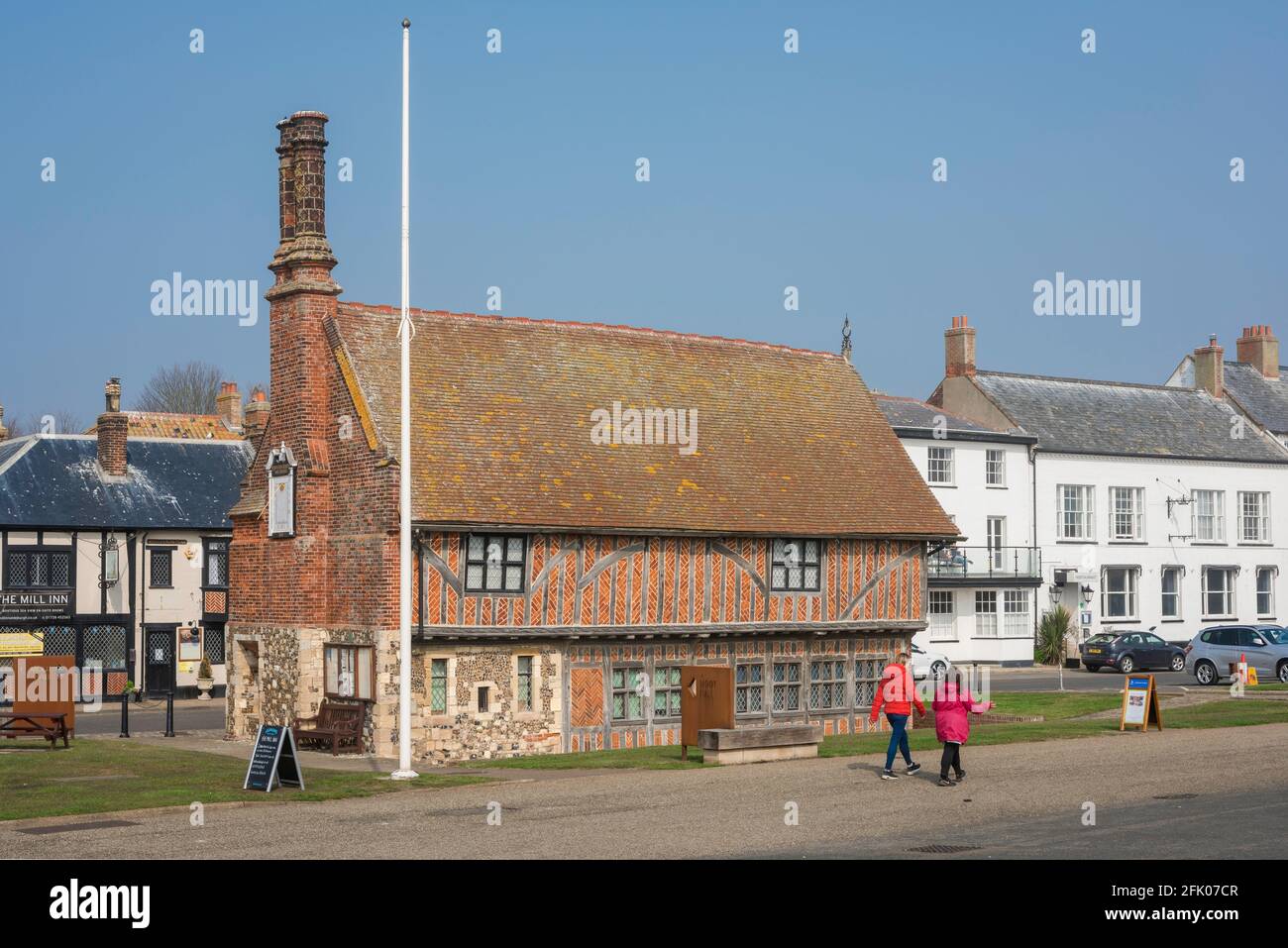 Aldeburgh Suffolk UK, Blick entlang der Küste der Moot Hall aus dem 16. Jahrhundert - das älteste Gebäude in Aldeburgh, heute das Stadtmuseum, Suffolk, England. Stockfoto