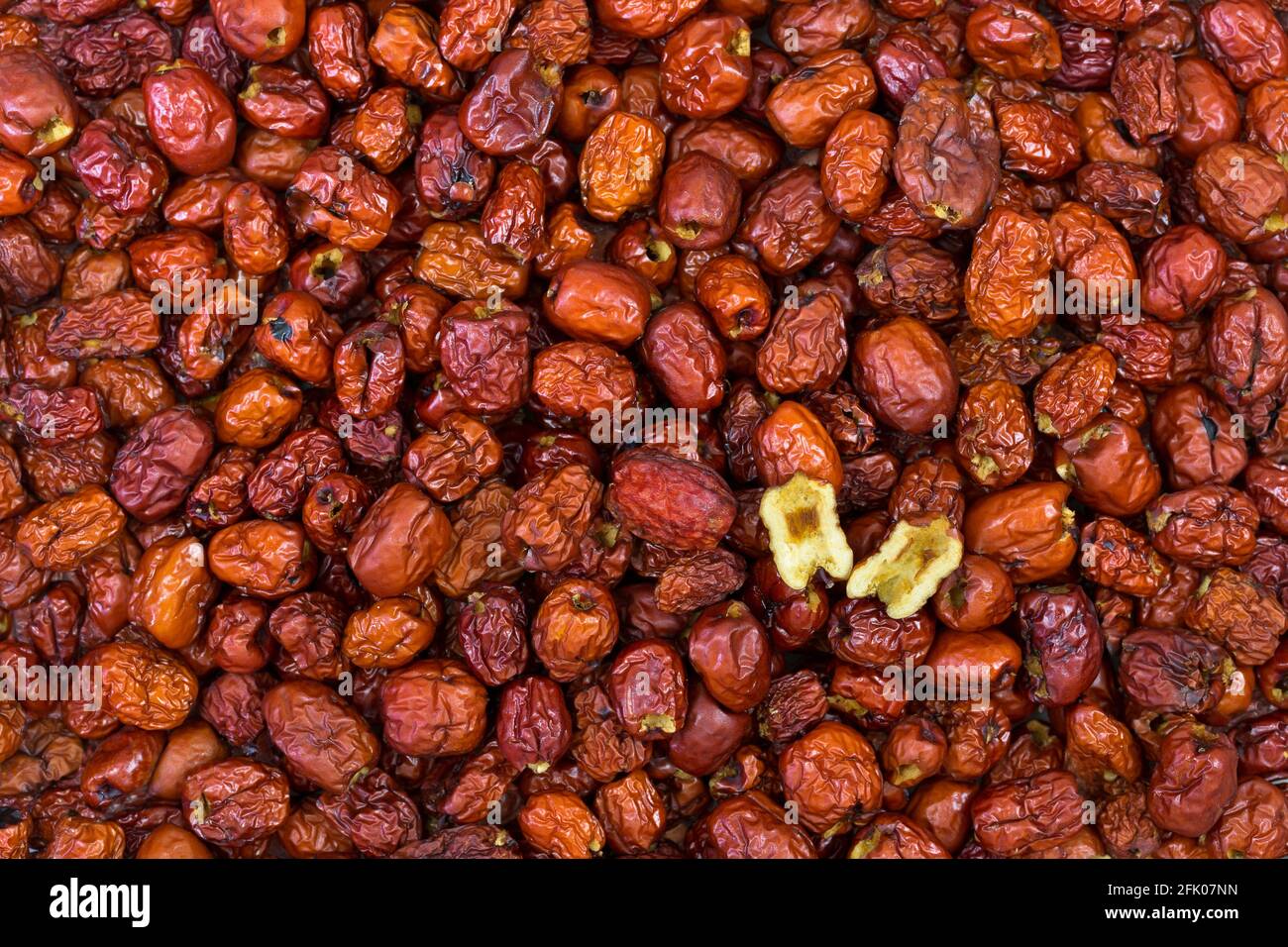 Nahaufnahme eines getrockneten, entkernten chinesischen Datts, auch Jujube genannt, rotes Datein mit einer halbierten Schnittstruktur (Ziziphus jujuba) Stockfoto