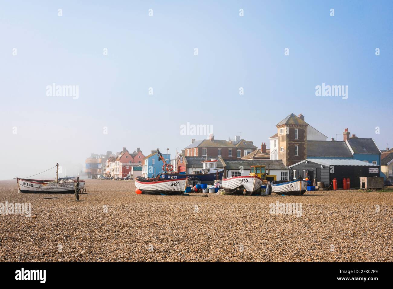 Aldeburgh Beach Suffolk, Blick in der Morgendämmerung auf den Kiesstrand von Aldeburgh in Suffolk, England, Großbritannien. Stockfoto