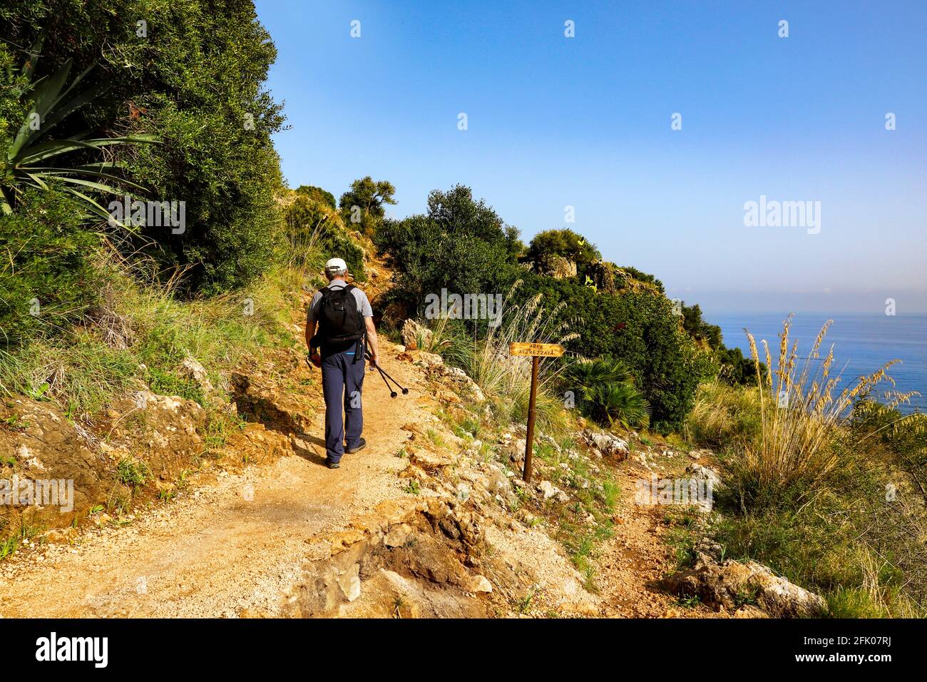 Wanderweg im Naturschutzgebiet Zingaro mit Blick auf den Golf von Castellammare, Scopello, Provinz Trapani, Sizilien, Italien. Stockfoto